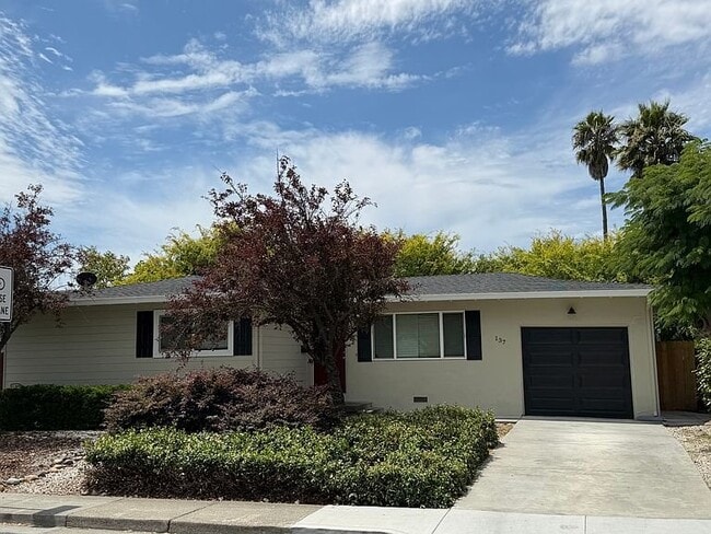 Building Photo - 137 Maria Dr