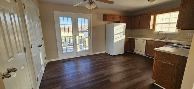 Photo - 142 Wooded Oak Ct House