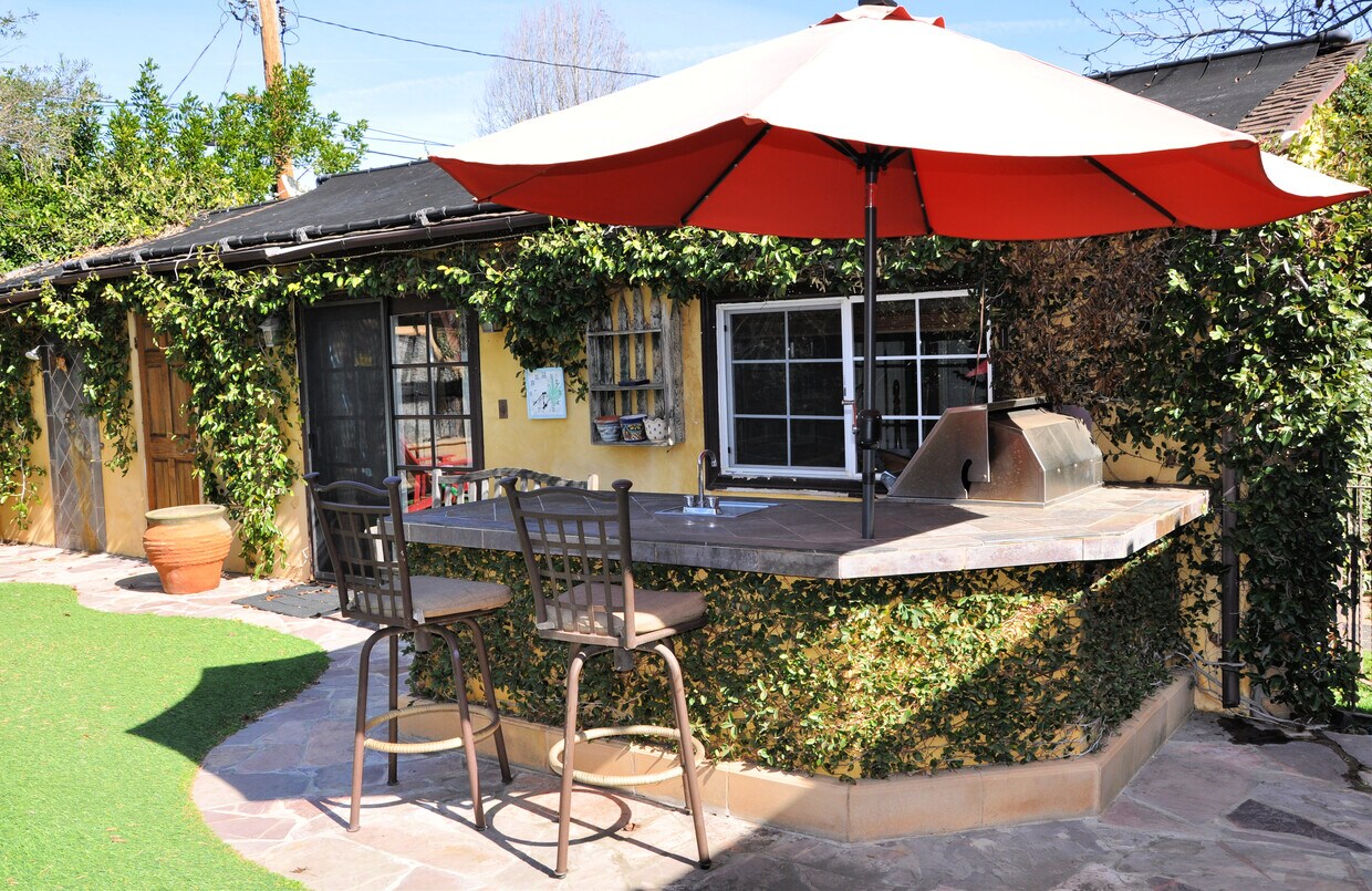 Shared outdoor area with bar and grill - 12207 Addison St
