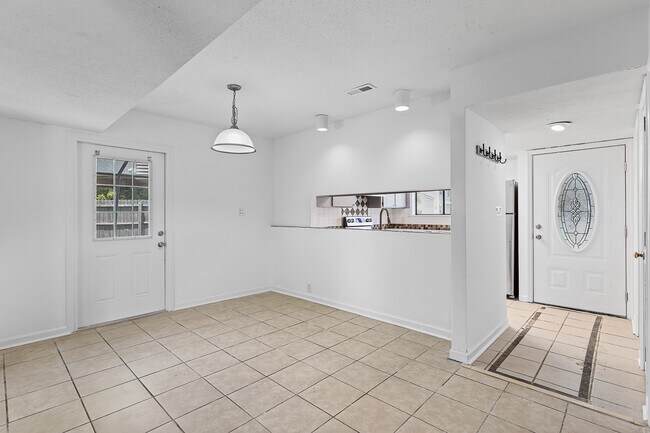 Foto del edificio - 220 W Saltwood Pl