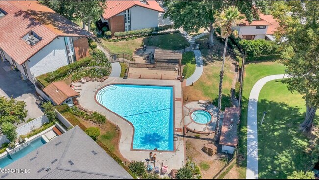 Foto del edificio - 31515 Lindero Canyon Rd