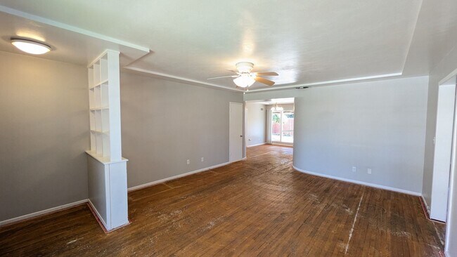 Foto del edificio - Available in July - New flooring and paint