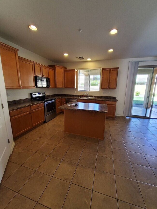 Building Photo - PEORIA 5 BEDROOM