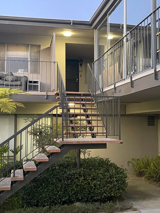 Top floor unit entrance. - 2940 W Carson St