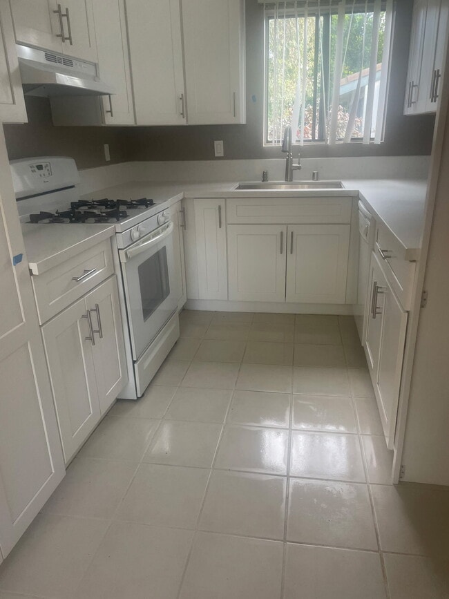 Building Photo - 10512 Sunland Blvd