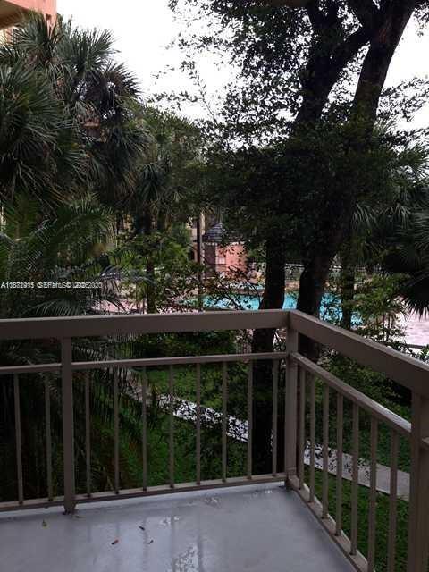 Foto del edificio - 8290 Lake Dr