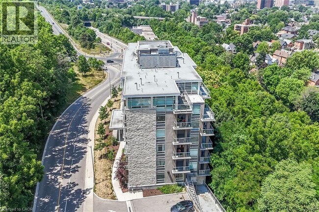 Photo du bâtiment - 455 Charlton Ave E