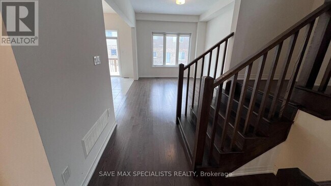 Building Photo - 27 Hitchman St