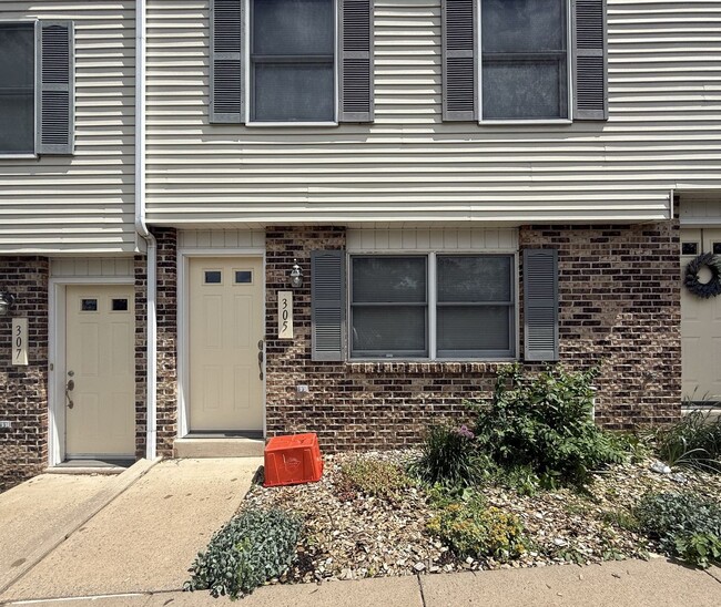 Building Photo - Secluded Two Bedroom Townhome Minutes from...