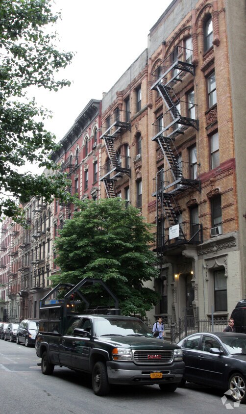 Building Photo - 326 E 13th St