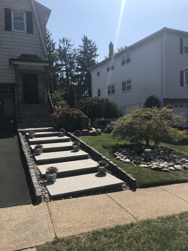 Building Photo - 18 Garden Dr