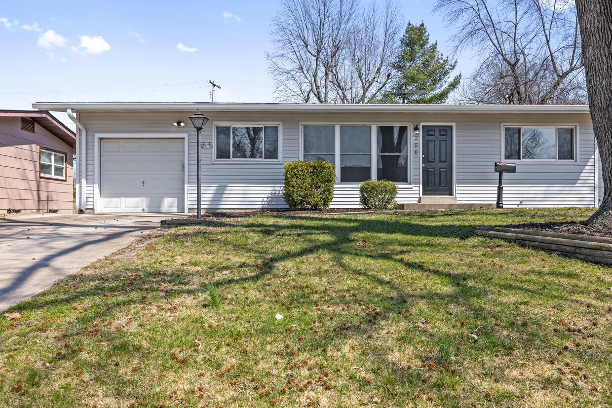 Primary Photo - 250 Coteau Ln