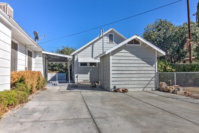 Building Photo - PRICE REDUCTION & MOVE IN SPECIAL! 1320 1/2 E. Colton Ave. Cozy 1 bedroom, 1 bathroom Redlands Co...