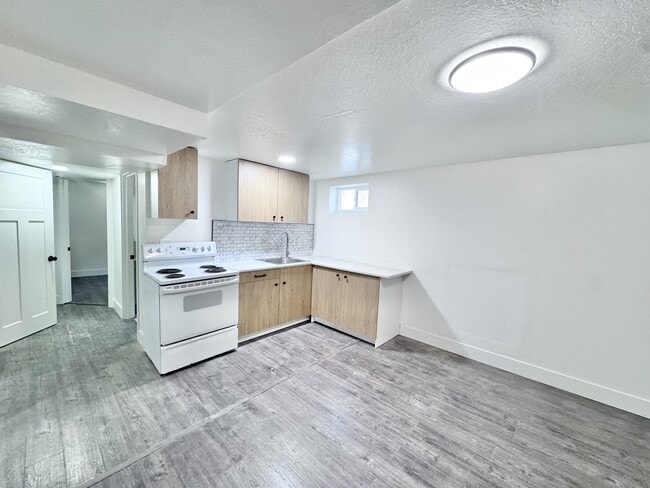 Building Photo - 880 E 200 N