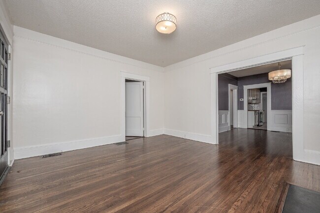 Foto del edificio - Beautiful 3-Bedroom, 2-Bath Bungalow with ...