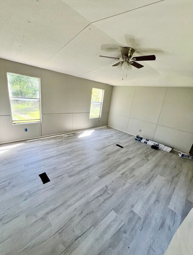 Foto del edificio - 3 BED/2 BATH MOBILE HOME UNDER RENO