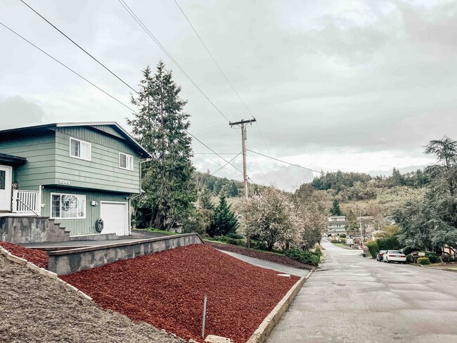 Building Photo - Split Level Roseburg 3 bedroom home with b...