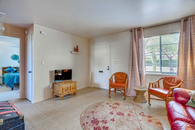 Foto del edificio - 329 S Paseo Tierra