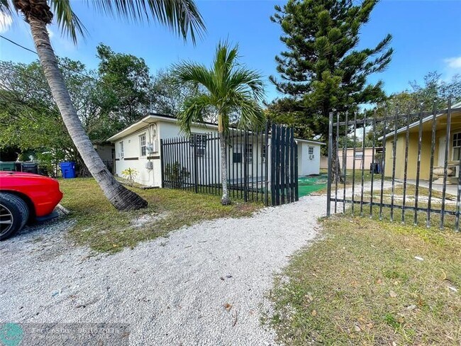 Foto del edificio - 1717 NW 8th Pl