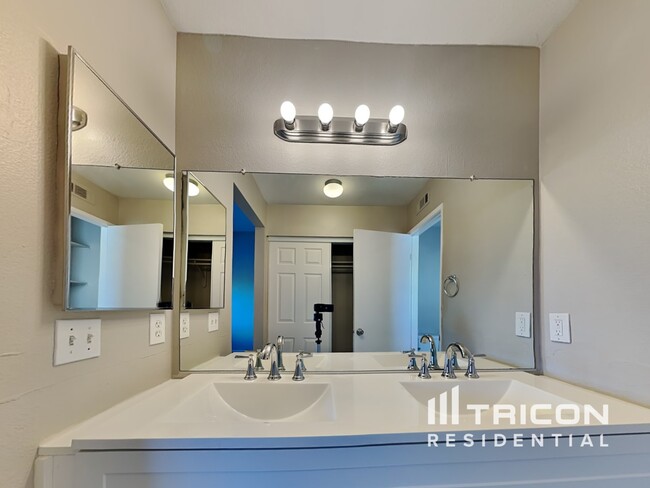 Foto del edificio - 25172 Omaha Dr