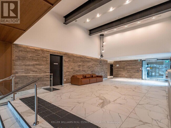 Photo du bâtiment - 2300-2300 St Clair Ave W