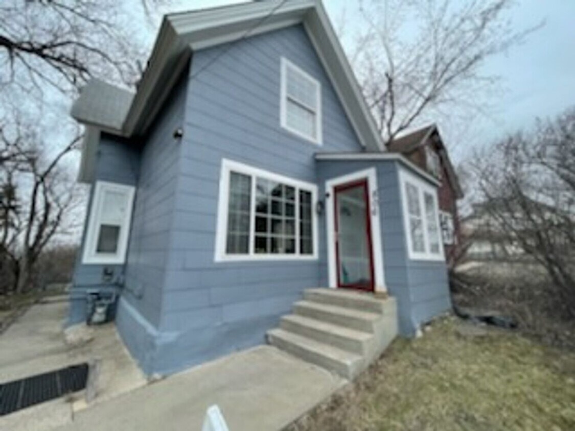 Primary Photo - Charming 3-Bedroom Single Family Home in S...