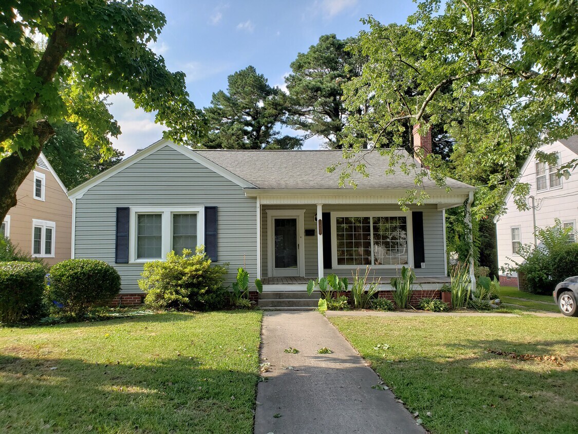 Beautiful front porch - 1803 E 4th St