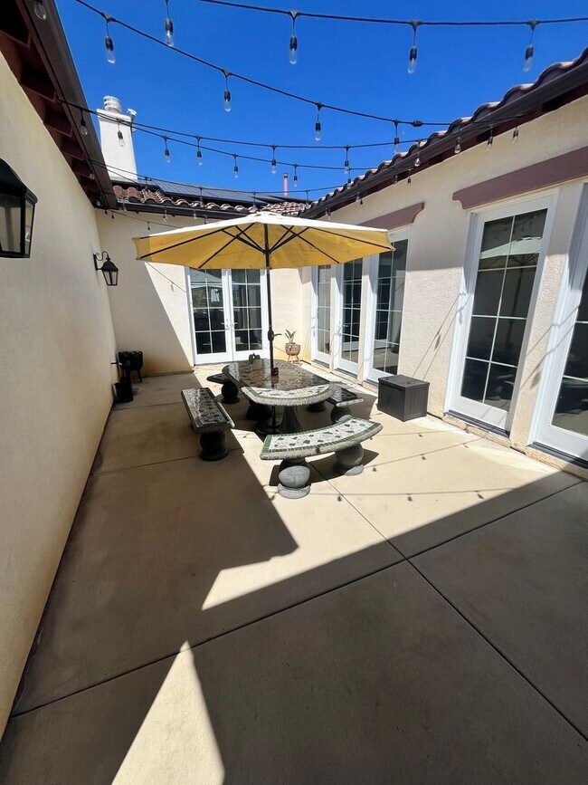 Building Photo - Fully?Furnished 4?Bed?|?3?Bath Pool Home i...