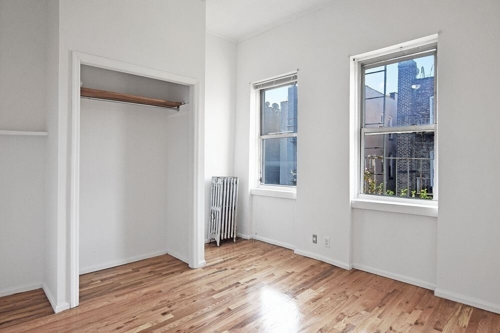Primary Photo - 239 Kingsland Ave