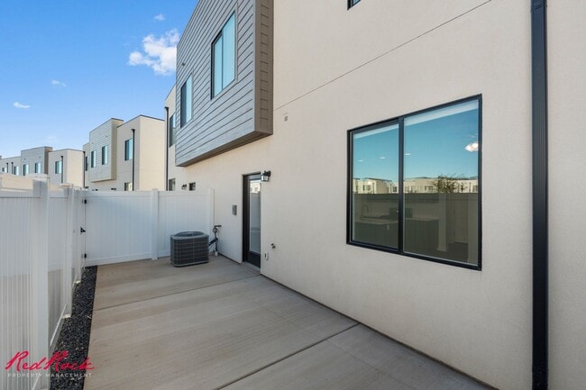 Foto del edificio - Brand New Townhome in Crimson Park! Stylis...