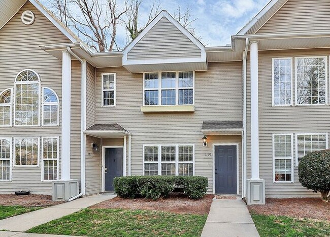 Building Photo - Renovated 2BD/2.5BA Townhome in Charlotte!