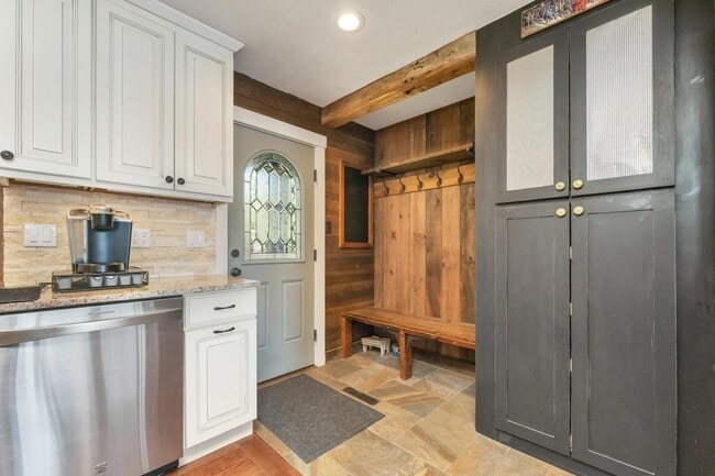 Building Photo - 19 Mirror Lake Dr