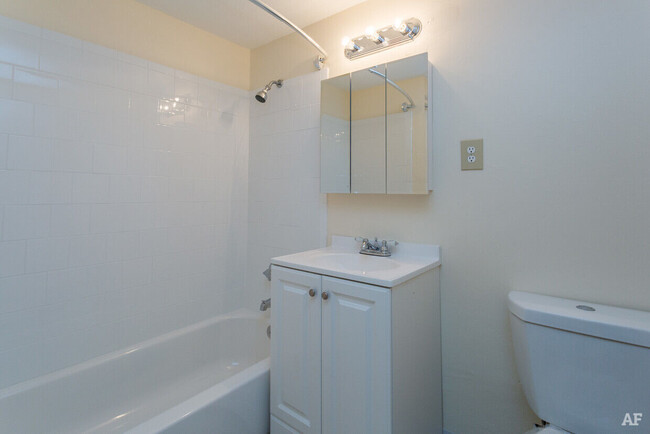 ¡Baño completo - Spring Hill Commons