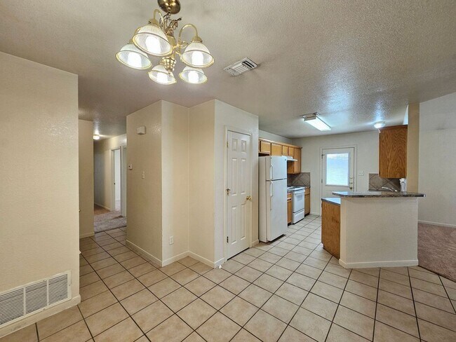 Building Photo - AVAILABLE NOW!