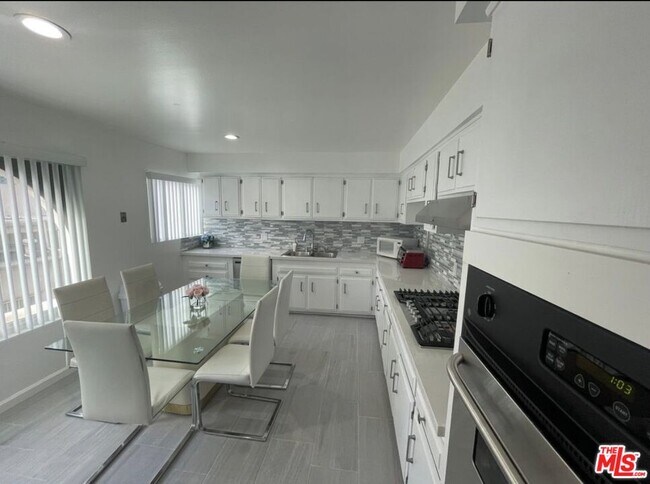 Foto del edificio - 5271 Newcastle Ave