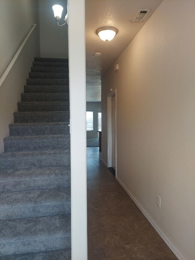 Foto del edificio - JUST REDUCED....3 bedroom, 2.5 bath Townho...