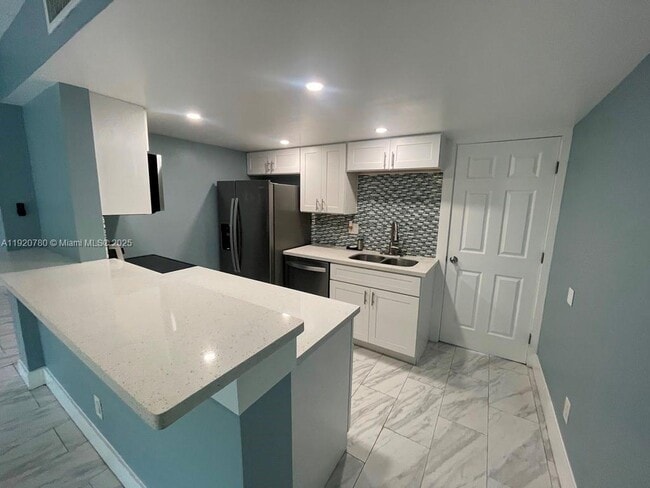 Building Photo - 330 Sunshine Dr