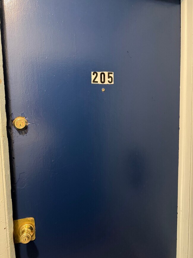 Foto del edificio - 2412 Azalea Garden Rd