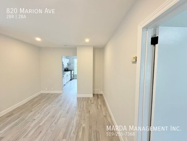 Photo du bâtiment - NEWLY RENOVATED 2 BEDROOM + DEN 1 BATH UNI...