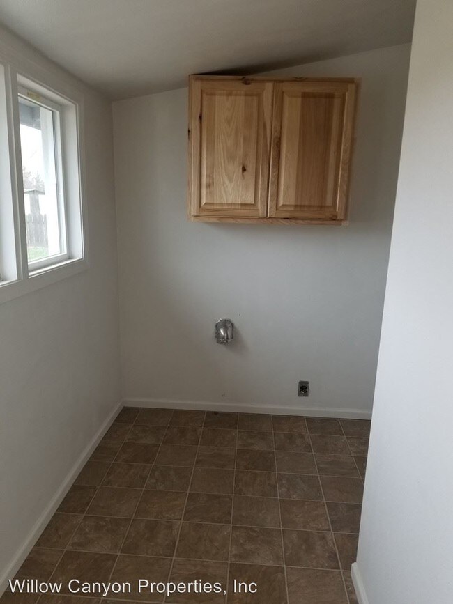 893 NW Commercial St, Madras, OR 97741 Apartment for Rent in Madras