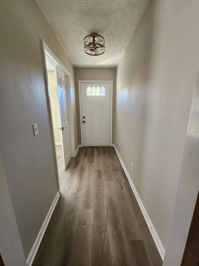 Building Photo - 4 Bedroom Large Backyard