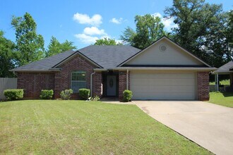 Building Photo - 3109 Vineyard Ave