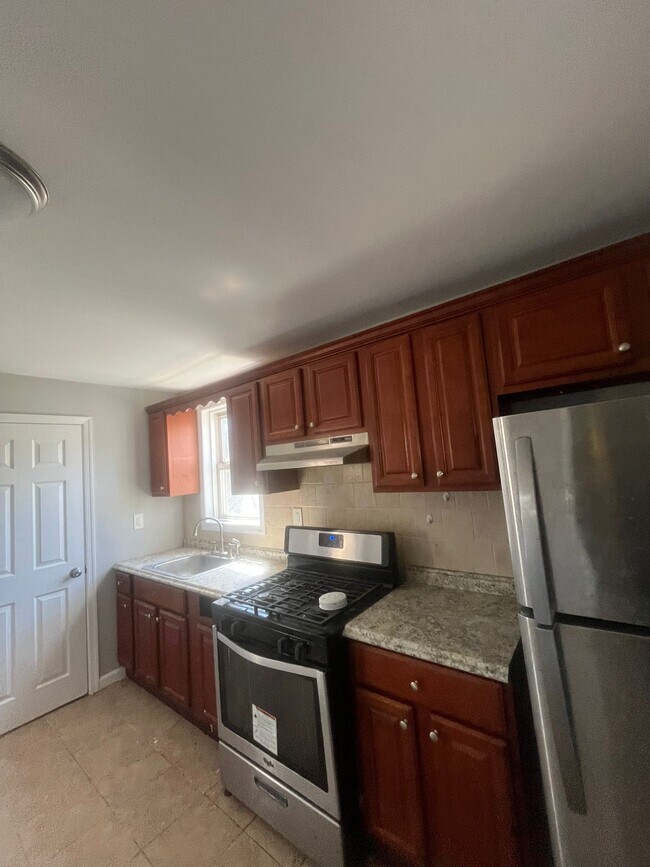 Building Photo - 186 Matthew St