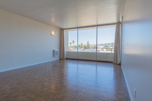 Living Room Great Views - 320 Lee St
