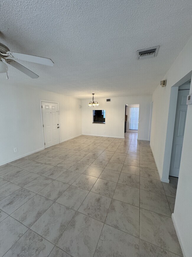 Foto del edificio - 3327 NW 101st Ave