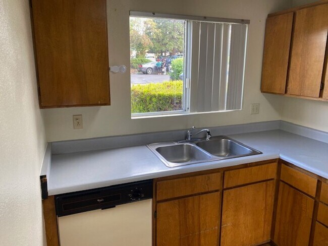 Foto del edificio - East Medford - 3 bed 1.5 bathroom 2 story duplex