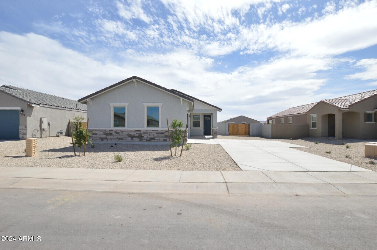 Primary Photo - 2679 E Tolosa Dr