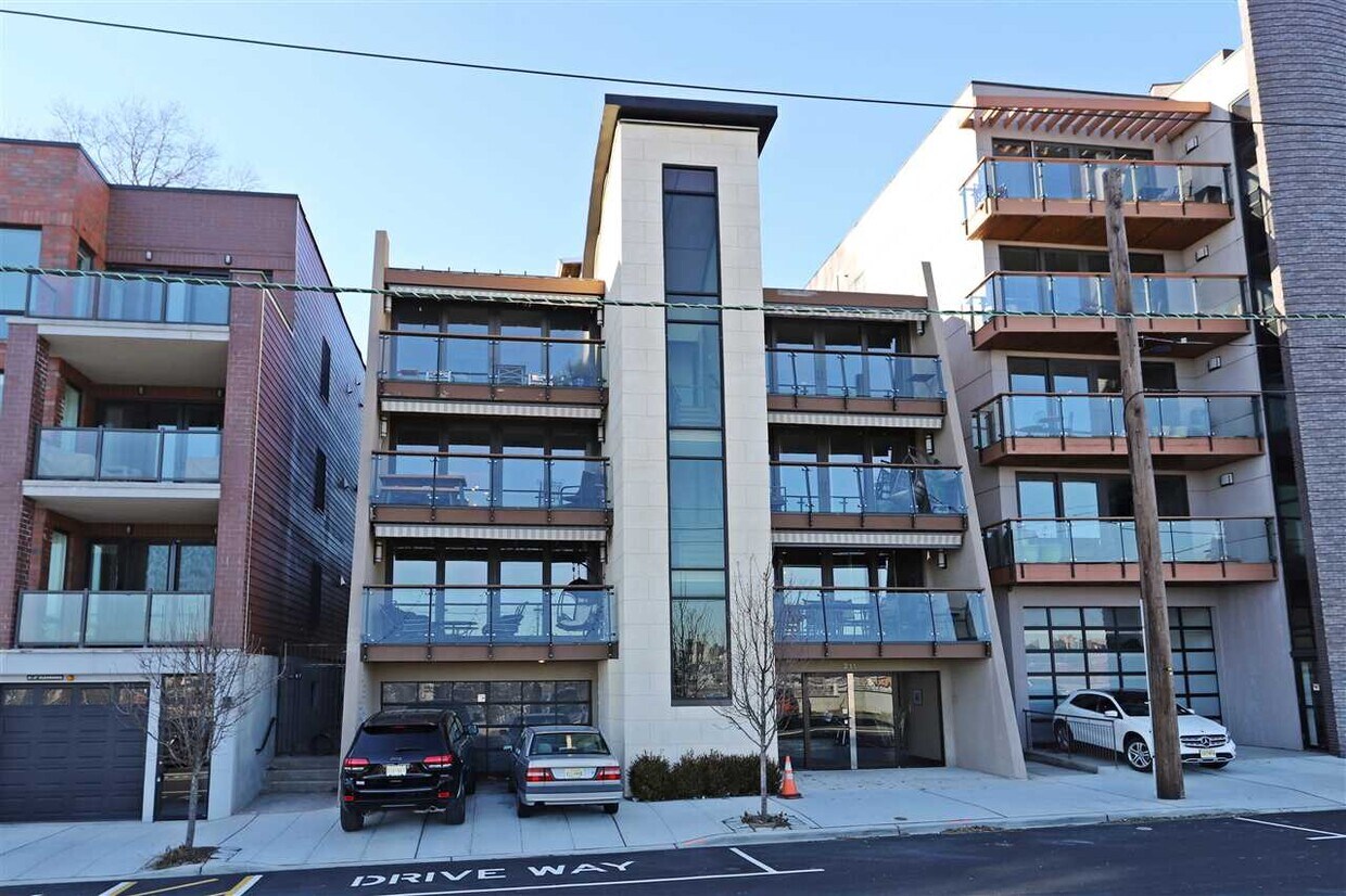 Primary Photo - 211 Manhattan Ave