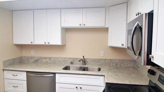 Building Photo - Tri-Level 2 Bed/1.5 Bath Condo w/ 2 Car Ga...