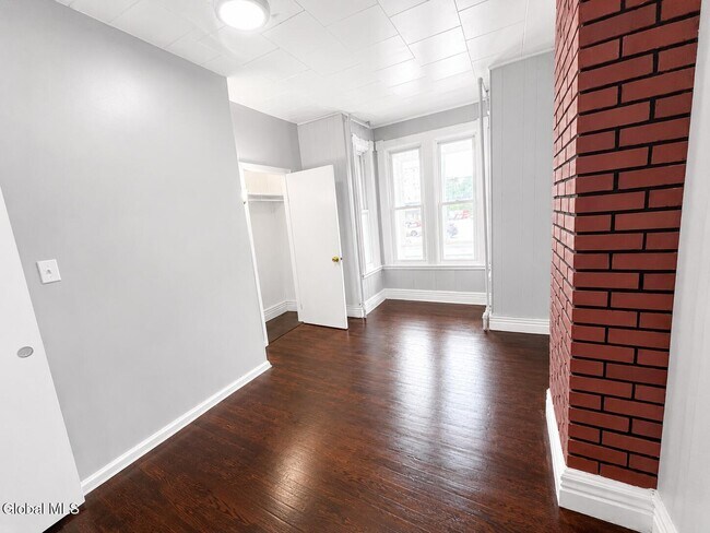 Foto del edificio - 359-361 Forest Ave